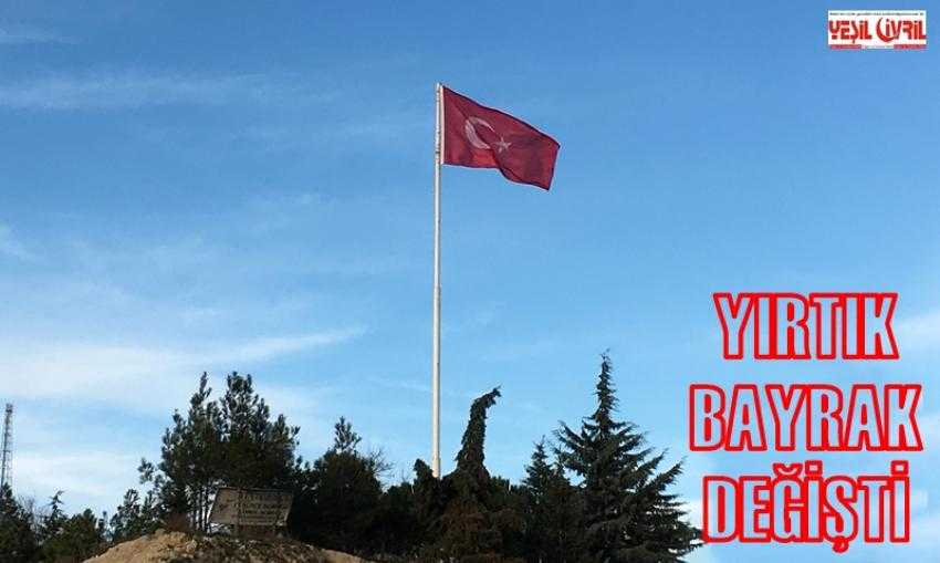 YIRTIK BAYRAK YENİSİYLE DEĞİŞTİRİLDİ
