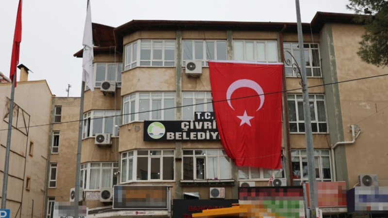 Çivril Belediye Binasına Dev Türk Bayrağı asıldı