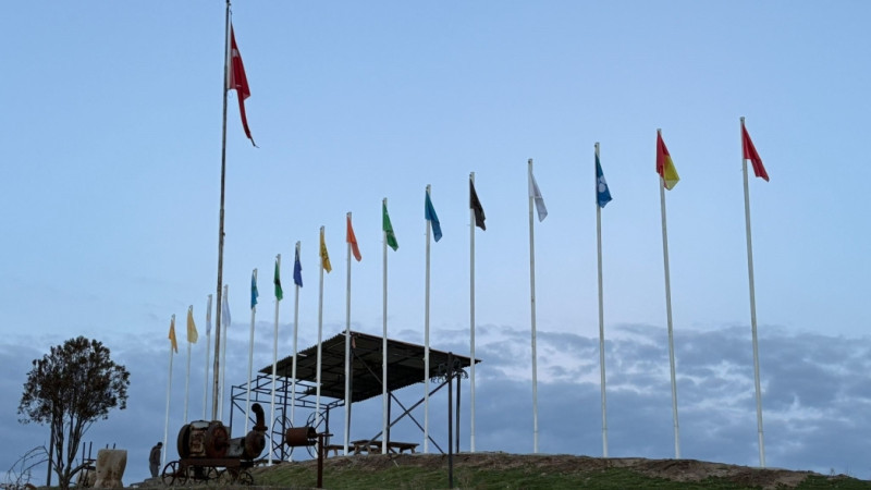 Yamanlar’da Höyük Tepesine 16 Türk Devleti Bayrağı Dikildi