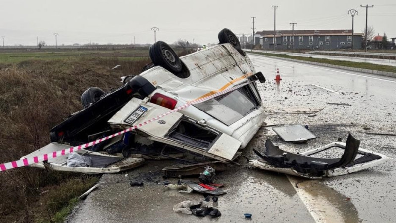 Çivril'de Yağışlı Yolda Can Pazarı Minibüs Takla Attı, 2 Yaralı