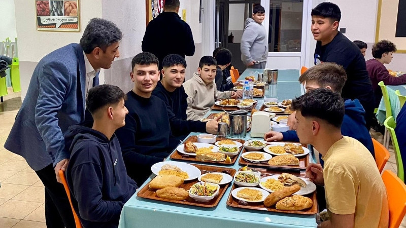 Milli Eğitim Müdürü Öğrencilerle İftar Yaptı