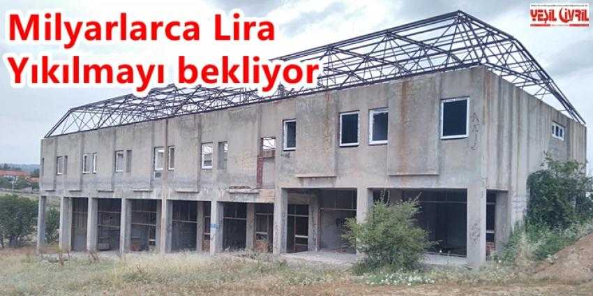 276 BİN LİRA ÖDENEN BİNA ÇÜRÜMEYE TERK EDİLDİ