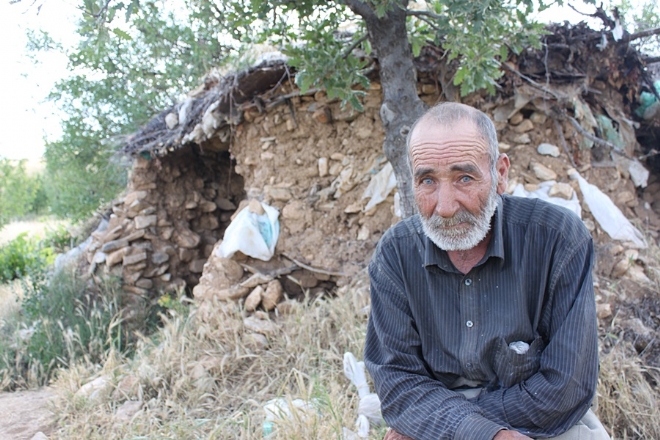 15 yıldır 2,5 metrekarelik kulübede yaşıyor