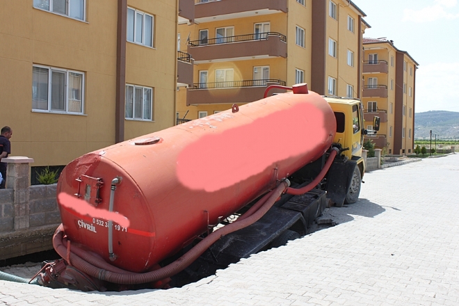 Yol Çöktü Kamyon Şaha Kalktı