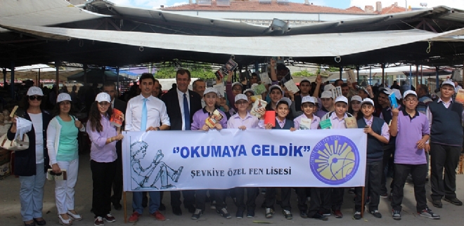 PAZAR YERİNDE 1 SAAT KİTAP OKUDULAR