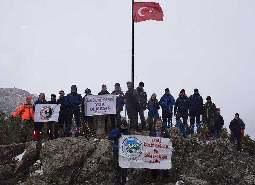 ÇİVRİLLİ VE UŞAKLI DAĞCILAR MENDERES İÇİN ZİRVEYE ÇIKTI