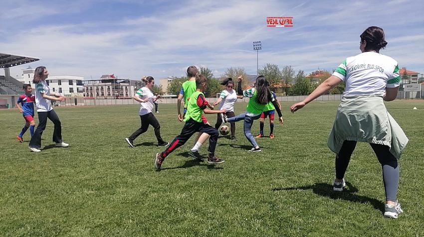 ANNELER GÜNÜNÜ FUTBOL SAHASINDA KUTLADILAR