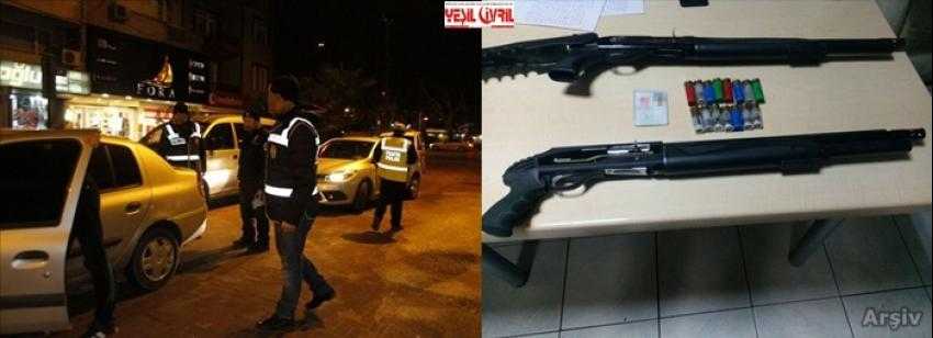 DÖRT SINIR DIŞI, ÜÇ RUHSATSIZ TÜFEK, İKİ TUTUKLAMA