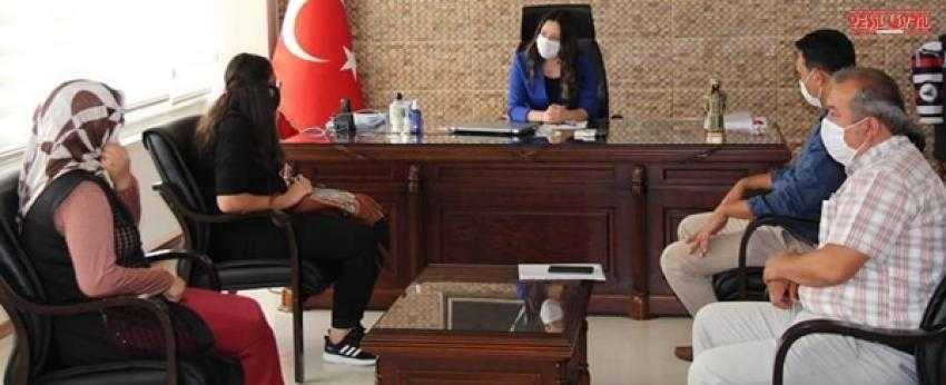 LGS’DE BİRİNCİ OLAN ÖĞRENCİYİ MAKAMINDA AĞIRLADI