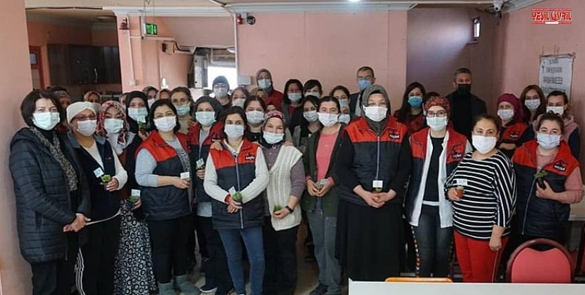 BELEDİYEDEN KADIN ÇALIŞANLARA ANLAMLI HEDİYE