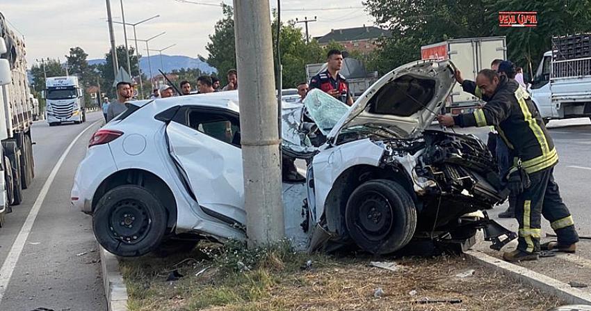 ARAÇ AYDINLATMA DİREĞİNE ÇARPTI SÜRÜCÜ ÖLDÜ