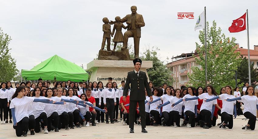 SOĞUK VE YAĞIŞ ALTINDA KUTLANDI