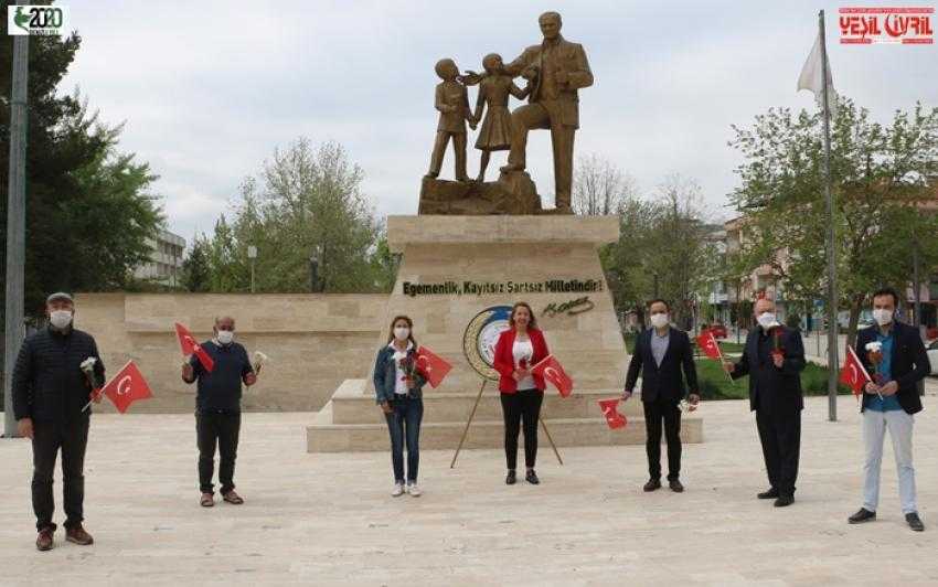 HERKES EVDE ONLAR MEYDANDA KUTLADI