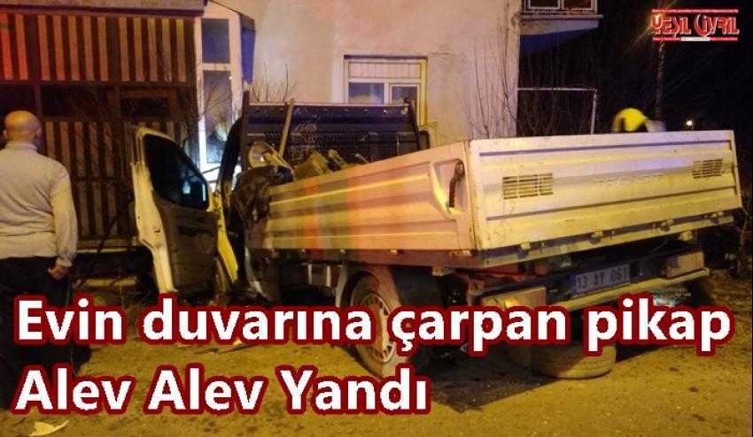 ÇİVRİL’DE KAZA YAPAN PİKAP ALEV ALEV YANDI