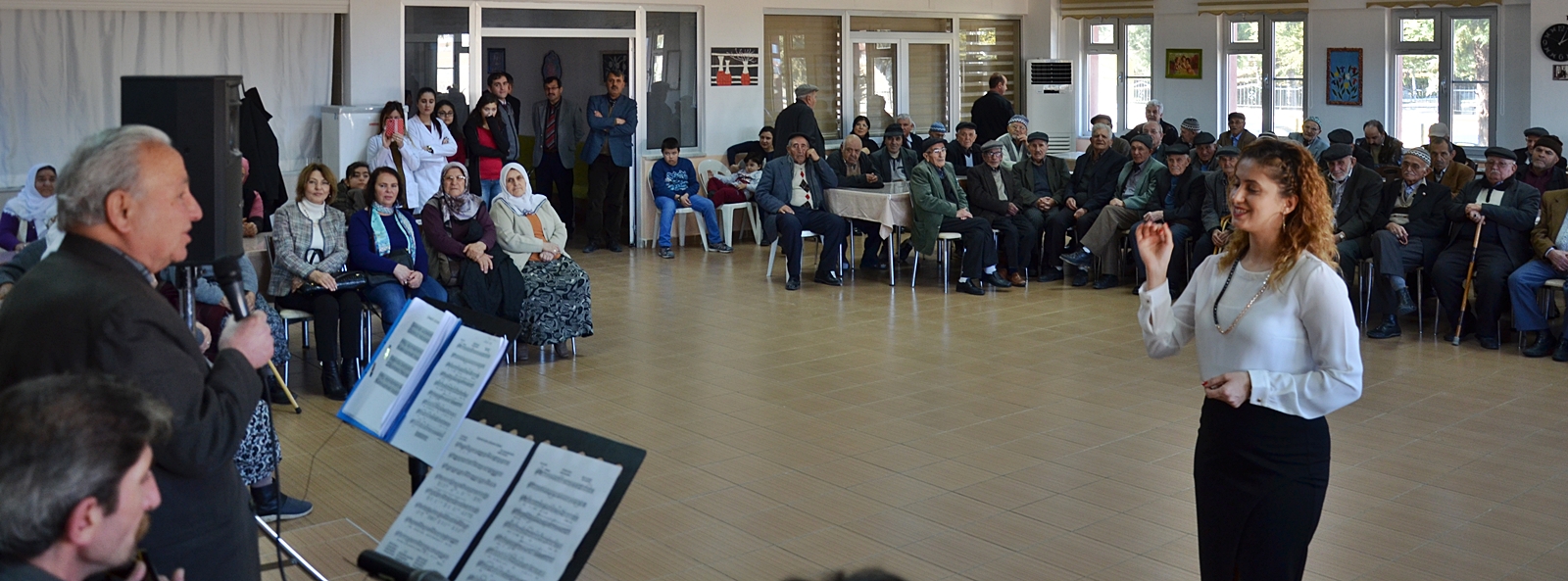 BELEDİYE KOROSUNDAN HUZUREVİ SAKİNLERİNE KONSER