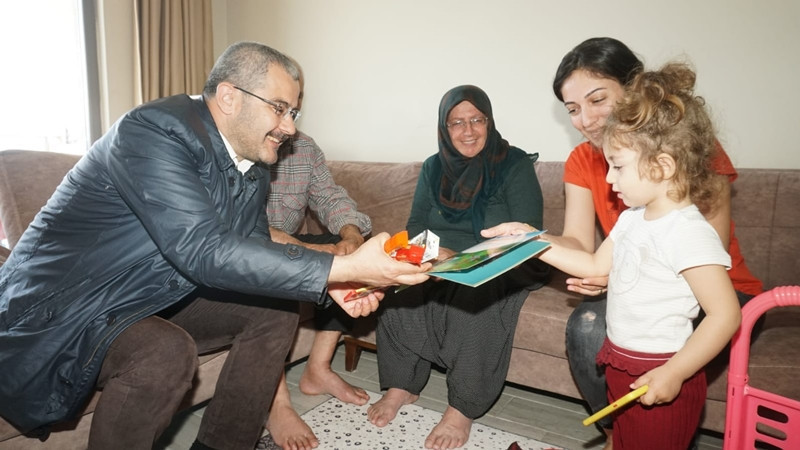 BAŞKAN VURAL DEPREMZEDE AİLELERLE BİR ARAYA GELDİ