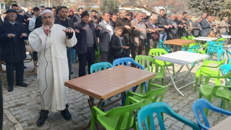KIŞ MEVSİMİ KURAK GEÇİNCE KÖYLÜ YAĞMUR DUASINA ÇIKTI