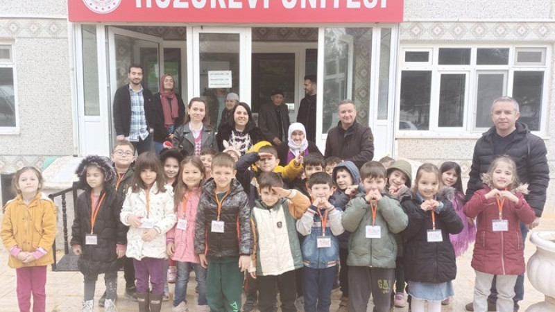 MİNİK YÜREKLER BÜYÜKLERİNİ UNUTMADI  