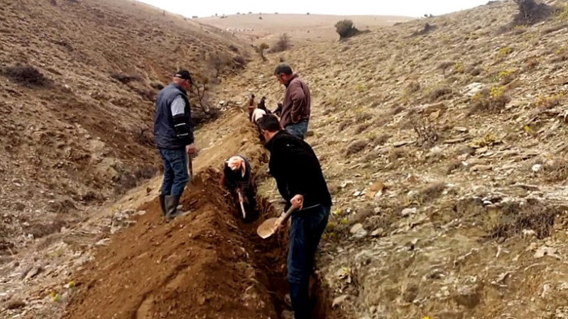 ASIRLIK KAYNAK SUYUNUN HATTINI İMECE USULÜ YENİLİYORLAR  