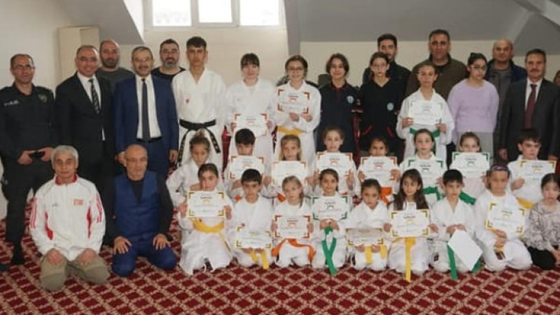 KUŞAK SINAVINI GEÇEN ÖĞRENCİLER SERTİFİKA ALDI