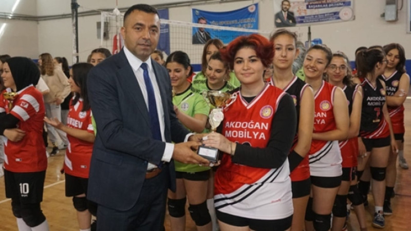 ŞAMPİYON TAKIMLAR KUPALARINI ALDI