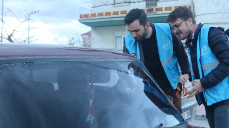 AK GENÇLER İFTARA GEÇ KALANLARA KUMANYA DAĞITTI
