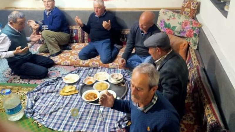 BİRLİKTE İFTAR GELENEĞİ KÖY ODASINDA YAŞATILIYOR