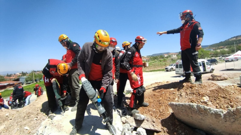GÖNÜLLÜ GENÇLERDEN OLUŞAN İHH ARAMA EKİBİ İKİ GÜNLÜK EĞİTİMİ TAMAMLADI