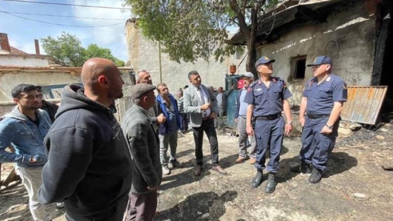 İKİ EVİN KÜLE DÖNDÜĞÜ YANGINDA 30 HAYVAN TELEF OLDU