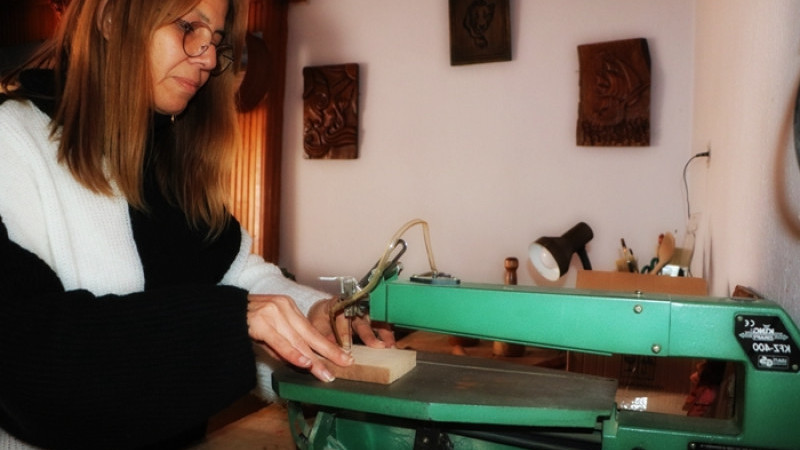İŞE YARAMAYAN AĞAÇ KÜTÜKLERİNİ SANAT ESERİNE DÖNÜŞTÜRÜYOR