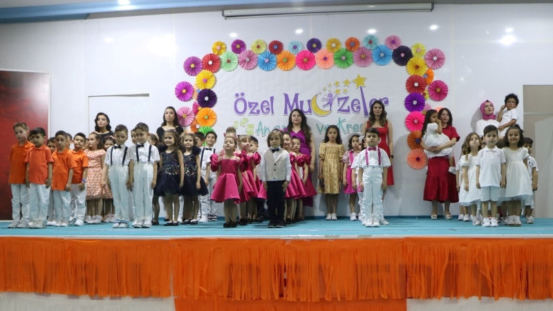 MİNİKLERİN İLK MEZUNİYETLERİ AİLELERİ GURURLANDIRDI