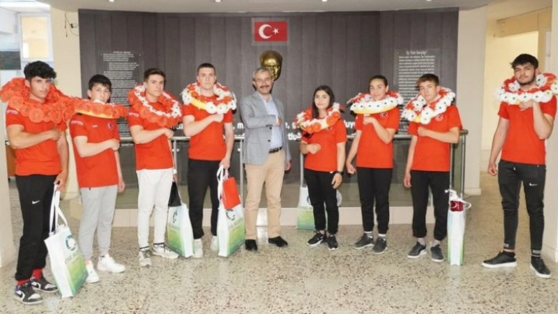 AVRUPA ŞAMPİYONU SPORCULAR TÖRENLE KARŞILANDI