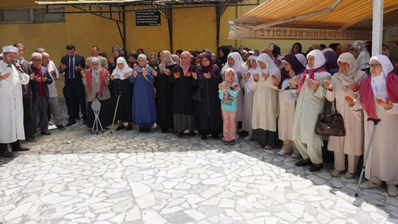ÇİVRİLLİ HACI ADAYLARI DUALARLA UĞURLANDI  