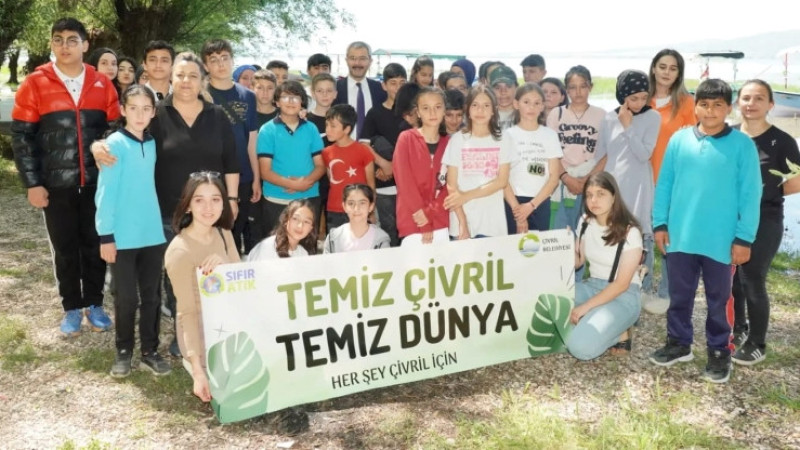 ÖĞRENCİLER GÖL KENARINDA TEMİZLİK YAPTI