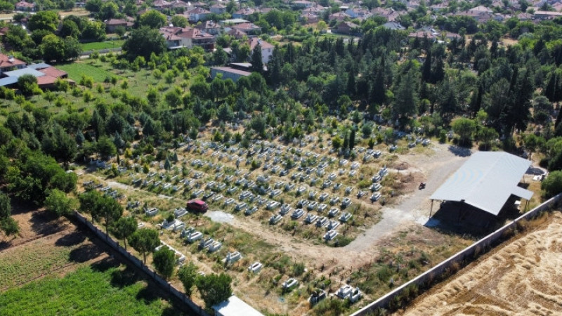 MEZARLIKTA YER KALMAYINCA MUHTAR ÖLMEYİ YASAKLADI