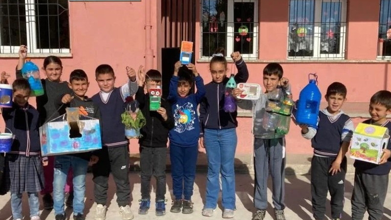 MİNİKLERDEN DUYGULANDIRAN DAVRANIŞ