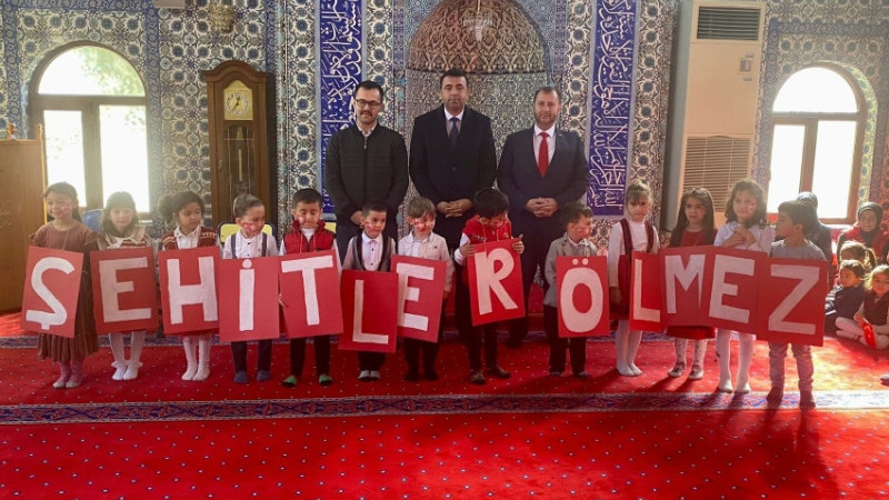 MİNİK KUR’AN ÖĞRENCİLERİ ŞEHİTLER İÇİN DUA ETTİ