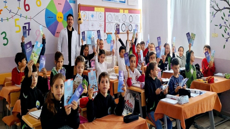 ÖĞRENCİLERE DİŞ SAĞLIĞI VE BAKIMI EĞİTİMİ VERİLDİ