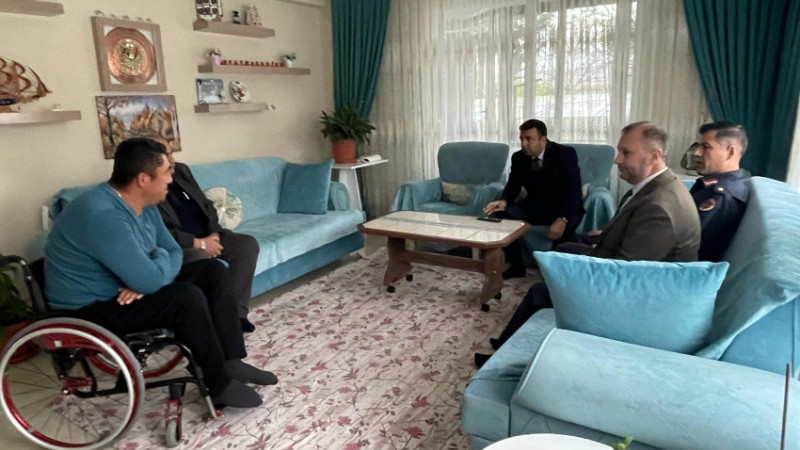 KAYMAKAM, AMELİYAT OLAN GAZİYİ EVİNDE ZİYARET ETTİ