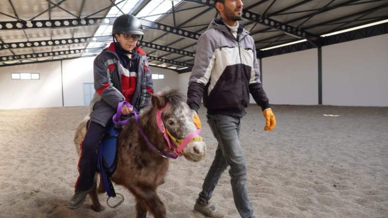 İLK DEFA AT’A BİNEN MİNİK ÖĞRENCİLER BÜYÜK HEYECAN YAŞADI