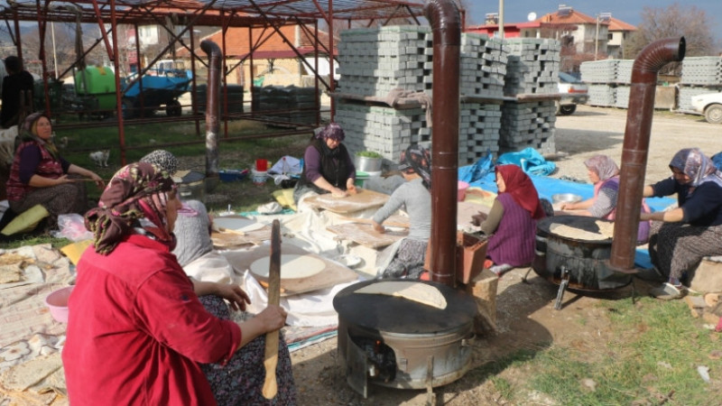 SOKAKLARINA PARKE TAŞ YAPILINCA BÜKME KATMER İLE TEŞEKKÜR ETTİLER