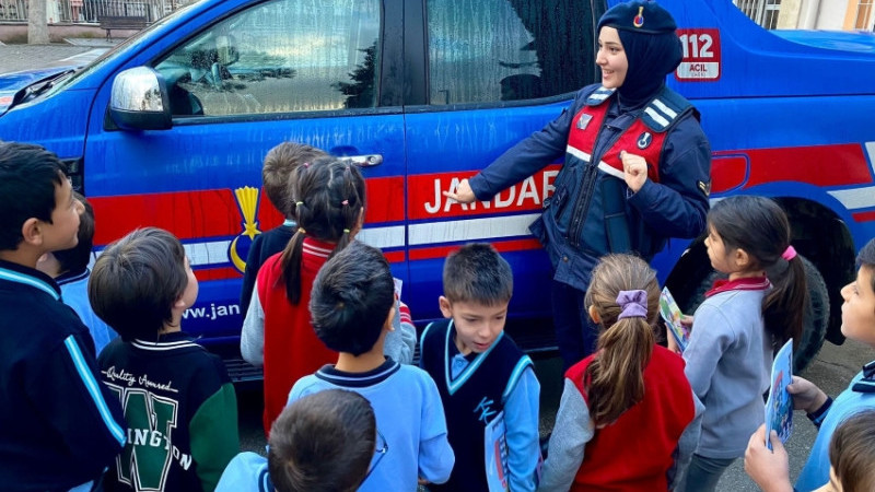 ÖĞRENCİLERİN YARDIMINA JANDARMA YETİŞTİ