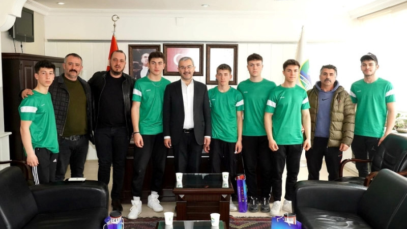 BİLEK GÜREŞİ ŞAMPİYONLARI BAŞKANI ZİYARET ETTİ