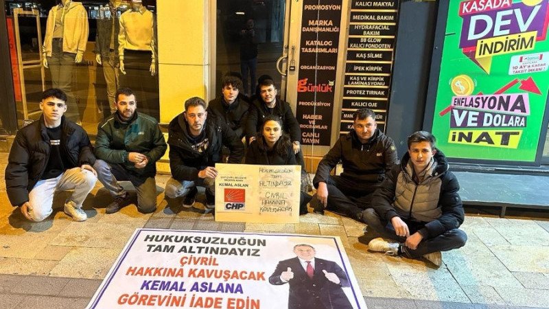 CHP'Lİ GENÇLER SOĞUĞA RAĞMEN SABAHA KADAR EYLEM YAPTI