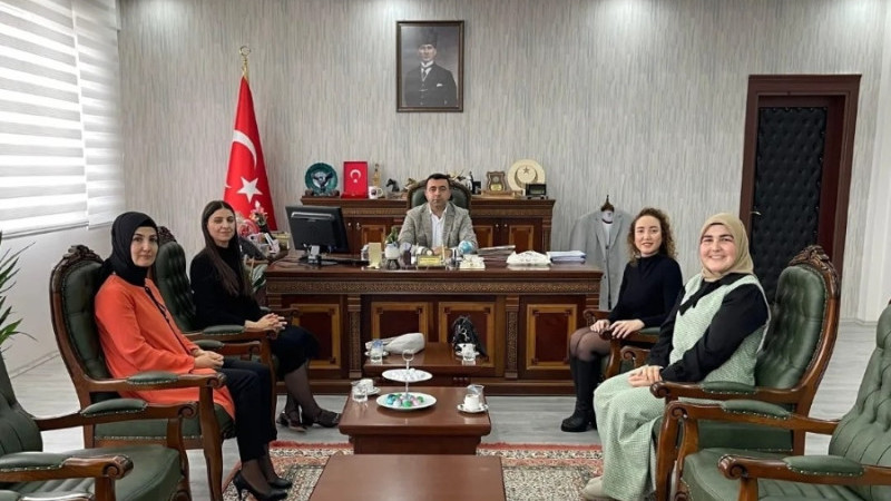 KAYMAKAM BAŞARILI PERSONELE BELGE VERDİ