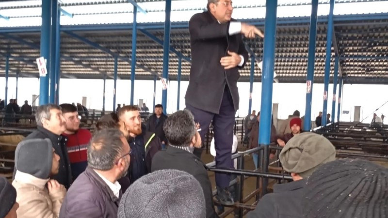 GİTTİĞİ HER YER MİTİNG OLUYOR