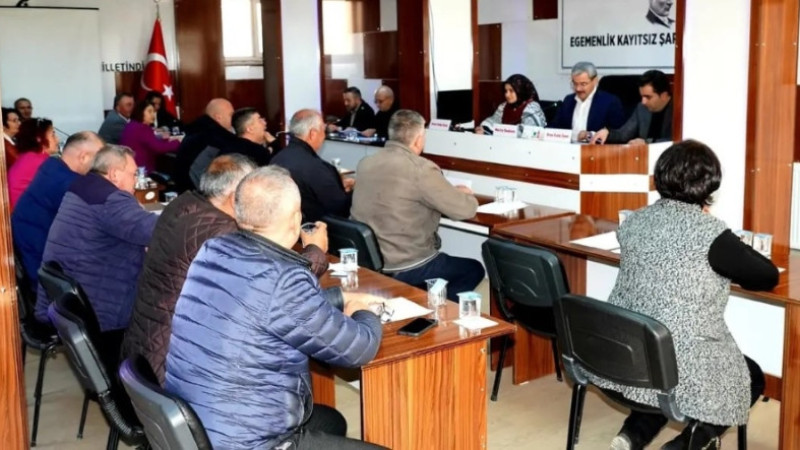 BAŞKAN VURAL MECLİS ÜYELERİNE TEŞEKKÜR ETTİ PLAKET VERDİ