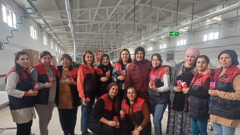 KADIN MUHTAR ADAYI EMEKÇİ KADINLARI YALNIZ BIRAKMADI