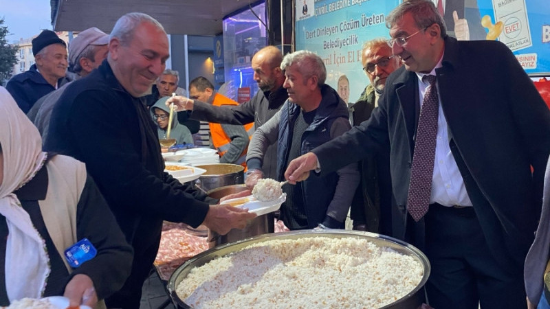 HALKIN BAŞKANI İLK İFTARINI HALKLA YAPTI