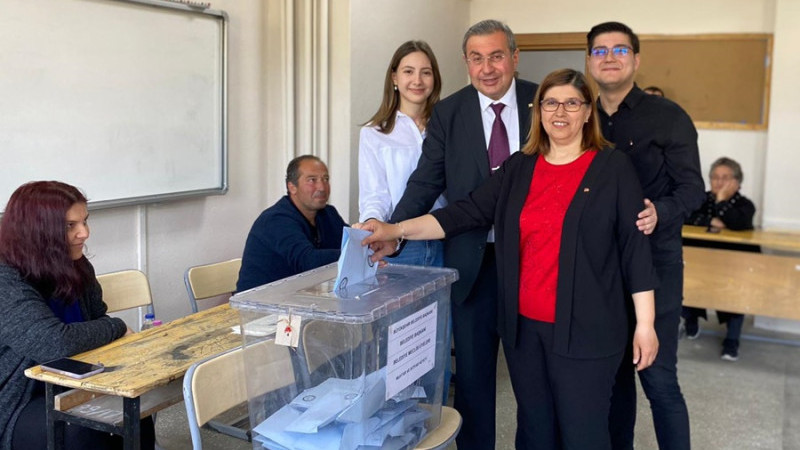 OY VERME BAŞLADI. BAŞKAN ADAYLARI OYLARINI KULLANDI